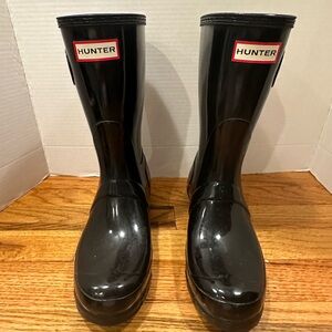 Hunter Short Gloss Rain Boots Black size 8
Great Condition